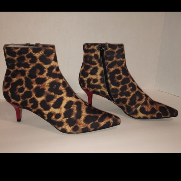 Betsey Johnson NIB Leopard Print Booties Sz 7.5 - Picture 2 of 8